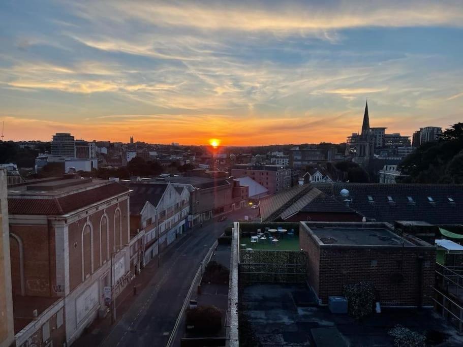 The Pad By The Beach Penthouse Apartment With Sunset And City Views Bournemouth Dış mekan fotoğraf